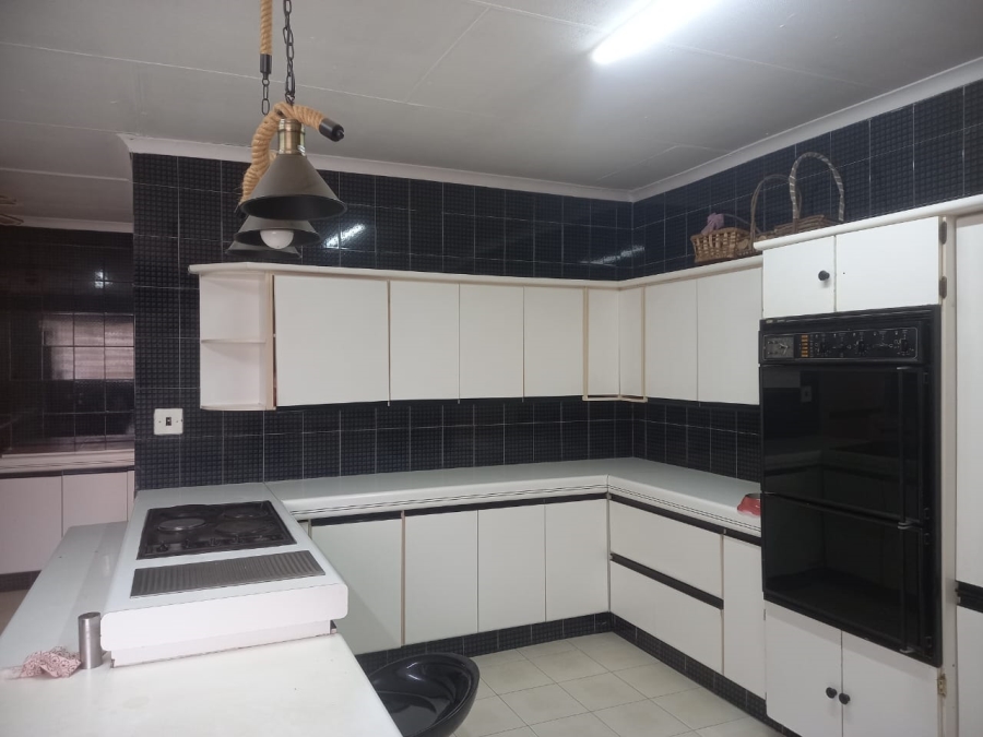 5 Bedroom Property for Sale in Manzil Park North West